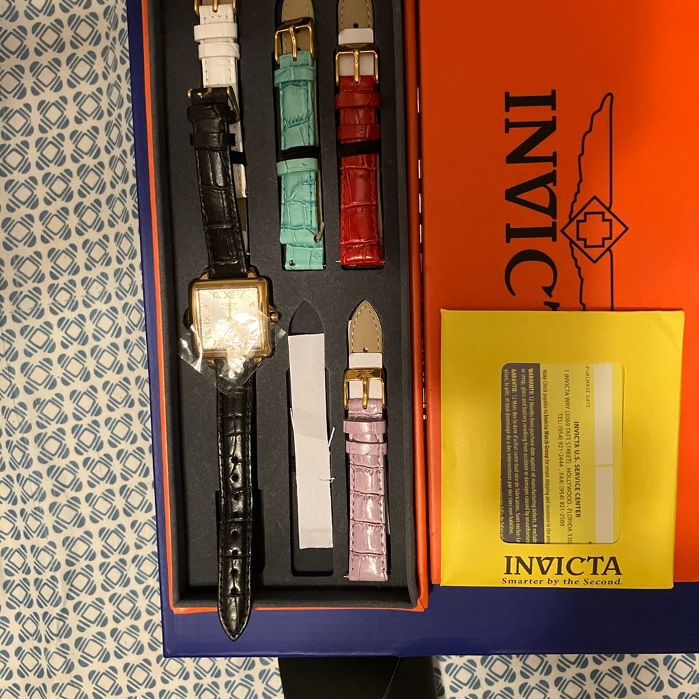 women watch Invicta